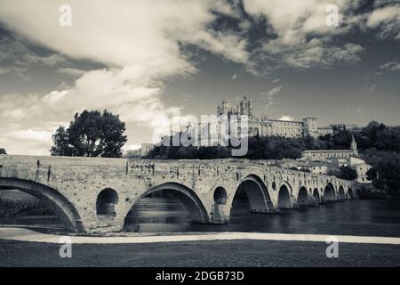 Pont Vieux Brücke mit Kathedrale Saint-Nazaire im Hintergrund, Beziers, Herault, Languedoc-Roussillon, Frankreich Stockfoto