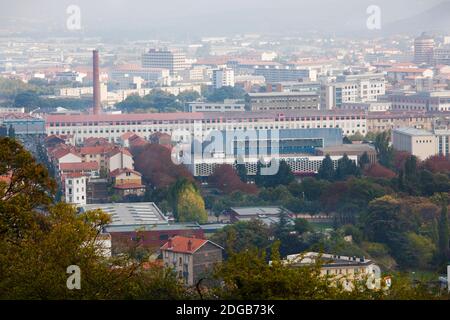 Luftaufnahme der Stadt und Michelin Reifenfabrik vom Parc de Montjuzet, Clermont-Ferrand, Auvergne, Puy-de-Dome, Frankreich Stockfoto