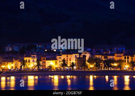 Gebäude am Wasser, Collioure, Vermillion Coast, Pyrennes-Orientales, Languedoc-Roussillon, Frankreich Stockfoto