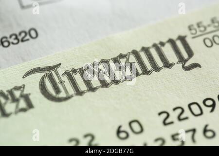 Extreme Nahaufnahme des Wortes 'Treasury' aus den Federal Stimulus Checks, die 2020 an alle Amerikaner geschickt wurden, um eine Pandemie des Coronavirus zu lindern. Stockfoto