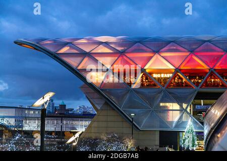 Beleuchtete Canary Wharf Crossrail Place mit Big Easy Restaurant am Abend, London, Großbritannien Stockfoto