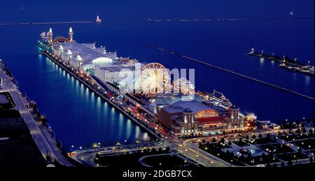 Navy Pier beleuchtet in der Dämmerung, Lake Michigan, Chicago, Cook County, Illinois, USA Stockfoto