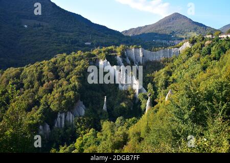 Die Pyramiden von Zone in der Abendsonne. In Der Nähe Des Iseo-Sees. Brescia, Lombardei, Italien. Stockfoto