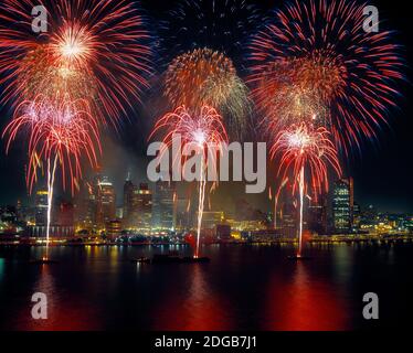Feuerwerk bei Nacht auf dem Freedom Festival in Detroit (in Michigan, USA) von Windsor, Ontario, Kanada aus gesehen Stockfoto