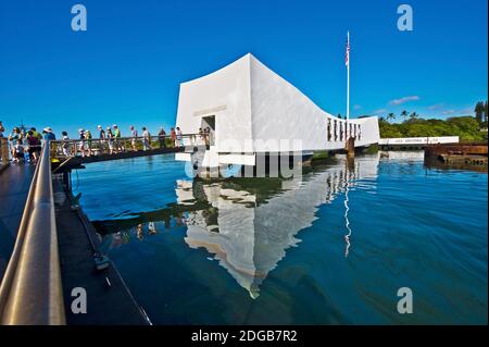 Spiegelung eines Denkmals im Wasser, USS Arizona Memorial, Pearl Harbor, Honolulu, Hawaii, USA Stockfoto