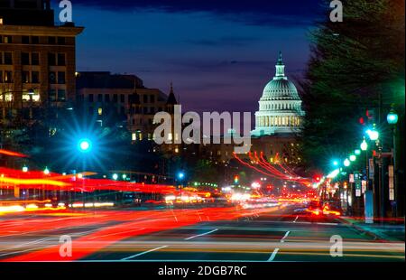 Verkehr auf der Straße mit State Capitol Building im Hintergrund, Washington DC, USA Stockfoto