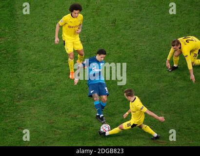 St. Petersburg, Deutschland. 8. Dez, 2020. firo: 08.12.2020 Fuvuball: Fußball: Champions League Zenit St. Petersburg - BVB, Borussia Dortmund Duelle, Sebastian n Driussi gegen Felix Passlack Quelle: dpa/Alamy Live News Stockfoto