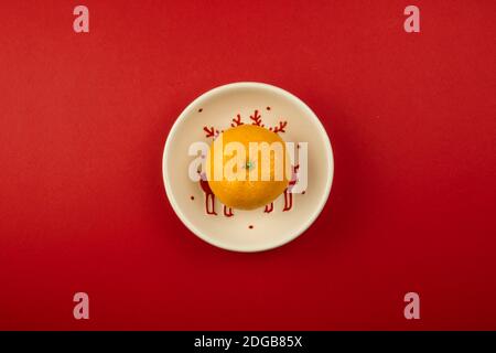 Eine Serie von vorweihnachtsfotos auf einem roten und gelben Hintergrund mit Lutschern und Attributen des Urlaubs, Draufsicht, flaches Design Stockfoto