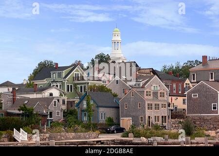 Skyline von Rockport, Massachusetts mit dem ersten Kirchturm im Hintergrund. Stockfoto