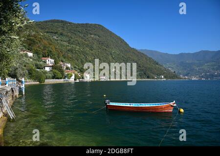 Ein Boot in Lake Iseo. Monte Isola, Brescia, Lombardei, Italien. Stockfoto