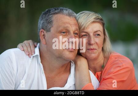 Ein Porträt eines lächelnden Paar mittleren Alters in die Ferne suchen Stockfoto