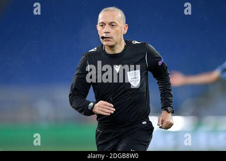 Rom, Italien. 8. Dez. 2020. Schiedsrichter Cuneyt Cakir während des UEFA Champions League Gruppe F-Etappenspiel zwischen SS Lazio und Club Brugge im Stadio Olimpico, Rom, Italien am 8. Dezember 2020. Kredit: Giuseppe Maffia/Alamy Live Nachrichten Stockfoto