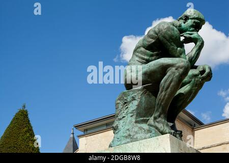 Niedrige Ansicht einer Statue im Musee Rodin, Paris, Ile-de-France, Frankreich Stockfoto