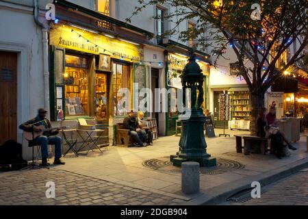 Geschäft in der Abenddämmerung, Paris, Ile-de-France, Frankreich Stockfoto