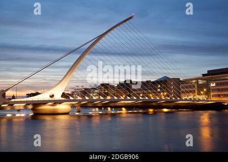 Samuel Beckett Bridge in der Abenddämmerung, Liffey River, Dublin, Leinster Province, Republik Irland Stockfoto