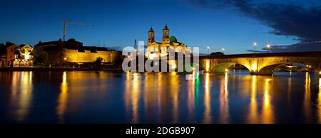 St. Peter und Paul Kirche mit Brücke beleuchtet in der Dämmerung, Fluss Shannon, Athlone, Republik Irland Stockfoto