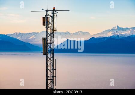 Telekommunikationsantenne für Radio, Fernsehen und Telefonie, mit den Alpen im Hintergrund, Turin, Piemont, Italien, Europa Stockfoto