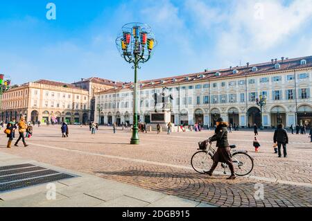 Frau mit Fahrrad. Piazza San Carlo ist einer der wichtigsten Plätze der Stadt in Turin, ist ein Beispiel für barocken Stil. Sein aktueller Name ist eine Hommage an Charl Stockfoto