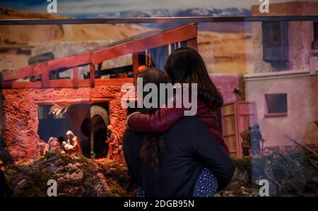 Madrid, Spanien. Dezember 2020. Viele Leute laufen um die Calle Preciados im Zentrum von Madrid herum. Quelle: Indira/DAX/ZUMA Wire/Alamy Live News Stockfoto