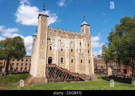 Der Weiße Turm - Hauptburg innerhalb des Tower of London und den Außenmauern in London, England. Es wurde von William der Con gebaut Stockfoto