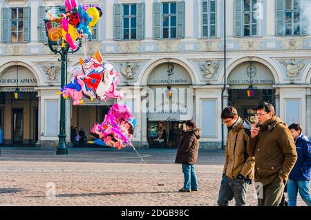 Verkäufer von Kinderballons.Piazza San Carlo ist einer der wichtigsten Plätze der Stadt in Turin, Beispiel des Barockstils. Sein aktueller Name ist eine Hommage an C Stockfoto