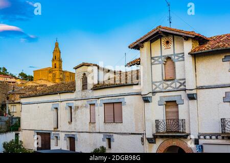 Larraga ist eine Villa und eine spanische Gemeinde der Foral Community von Navarra, in der Region Tafalla und in Merindad de Olite. Im Hintergrund Stockfoto