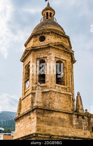Achteckiger Turm des Glockenturms der Kirche Santa María de la Encarnación, oder Iglesia Mayor de la Encarnación. Loja, Granada, Andalucía, Spanien,