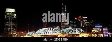 Skylines und Shelby Street Bridge bei Nacht, Nashville, Tennessee, USA Stockfoto