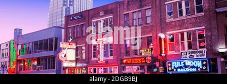 Neonschilder an Gebäuden, Nashville, Tennessee, USA Stockfoto