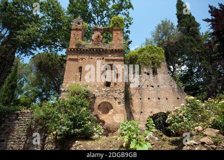 Mittelalterliche Ruinen in Ninfa Garten, Cisterna di Latina, Latium, Italien Stockfoto