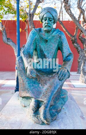 Statue von Ibn al-Baitar in Benalmádena Costa. Diya Al-DIN Abu Muhammad Abdllah Ibn Ahmad al-Malaqi, allgemein bekannt als Ibn al-Baytar (1197–1248 n. Chr.) war Stockfoto