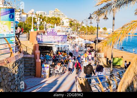 Benalmádena Costa, Strand und Promedade bei Sonnenuntergang an einem Ende Februar. Benalmádena, Málaga, Costa del Sol, Andalucía, Spanien, Europa Stockfoto