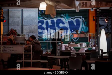 Madrid, Spanien. Dezember 2020. Viele Leute laufen um die Calle Preciados im Zentrum von Madrid herum. Quelle: Indira/DAX/ZUMA Wire/Alamy Live News Stockfoto