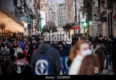 Madrid, Spanien. Dezember 2020. Viele Leute laufen um die Calle Preciados im Zentrum von Madrid herum. Quelle: Indira/DAX/ZUMA Wire/Alamy Live News Stockfoto