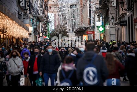 Madrid, Spanien. Dezember 2020. Viele Leute laufen um die Calle Preciados im Zentrum von Madrid herum. Quelle: Indira/DAX/ZUMA Wire/Alamy Live News Stockfoto