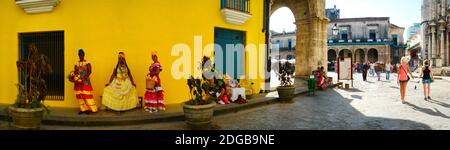 Menschen in nativer Kleidung auf der Plaza De La Catedral, Havanna, Kuba Stockfoto