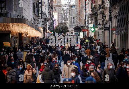 Madrid, Spanien. Dezember 2020. Viele Leute laufen um die Calle Preciados im Zentrum von Madrid herum. Quelle: Indira/DAX/ZUMA Wire/Alamy Live News Stockfoto