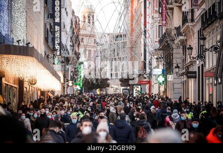 Madrid, Spanien. Dezember 2020. Viele Leute laufen um die Calle Preciados im Zentrum von Madrid herum. Quelle: Indira/DAX/ZUMA Wire/Alamy Live News Stockfoto