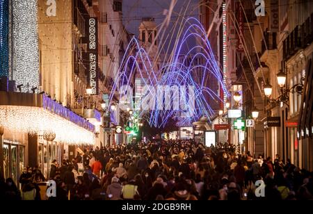 Madrid, Spanien. Dezember 2020. Viele Leute laufen um die Calle Preciados im Zentrum von Madrid herum. Quelle: Indira/DAX/ZUMA Wire/Alamy Live News Stockfoto