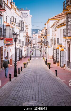 Calle llana - Plain Street, eine steile und schmale Straße typisch für die Stadt. Olvera, Cádiz, Andalusien, Spanien, Europa Stockfoto