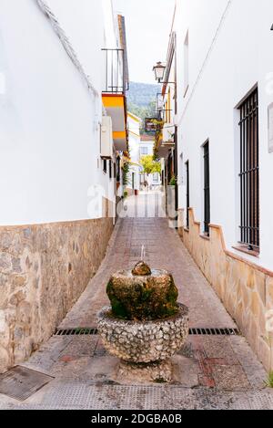 Enge Straße mit Springbrunnen. El Bosque, Cádiz, Andalucía, Spanien, Europa Stockfoto