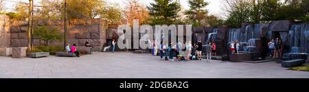 Touristen am Franklin Delano Roosevelt Memorial, Washington DC, USA Stockfoto