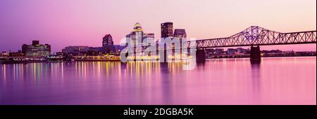 Brücke über einen Fluss bei Dämmerung, George Rogers Clark Memorial Bridge, Ohio River, Louisville, Kentucky, USA Stockfoto