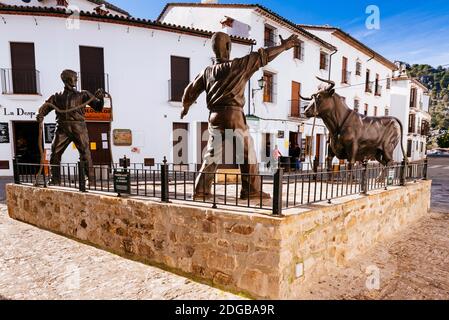 Ein Denkmal für die lokalen Traditionen in Grazalema. 'Lunes de El Toro de Cuerda' Dieses Ereignis beinhaltet einen Kampfbullen mit einem langen Seil an seinen Hörnern und t gebunden Stockfoto