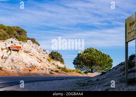 Der Puerto de las Palomas ist eine Straße durch zwei Berge im Naturpark Sierra de Grazalema, die Grazalema und Zahara de la Sierra vi verbindet Stockfoto