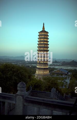 Bai Dinh Pagode in Ninh Binh, Vietnam. Abendlicher Blick Stockfoto