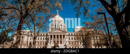 Statue vor einem Regierungsgebäude, Mississippi State Capitol, Jackson, Mississippi, USA Stockfoto