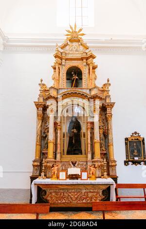 Kirchenkapelle an den Seiten des Kirchenschiffs. Kirche Santa María de la Mesa, auch Santa María de la Meza.Zahara de la Sierra Cádiz, Andalucía, Spanien, EUR Stockfoto