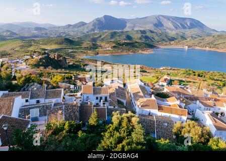 Landschaftlich schöner Anblick in Zahara de la Sierra und Zahara-El Gastor Reservoir. Zahara de la Sierra Cádiz, Andalucía, Spanien, Europa Stockfoto