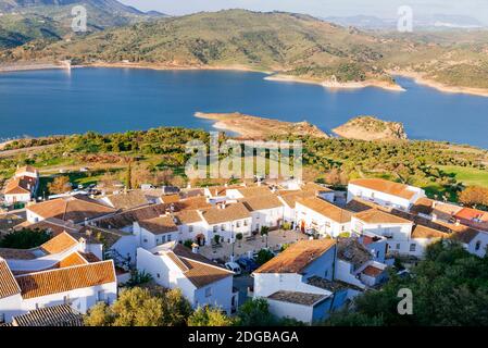 Landschaftlich schöner Anblick in Zahara de la Sierra und Zahara-El Gastor Reservoir. Zahara de la Sierra Cádiz, Andalucía, Spanien, Europa Stockfoto